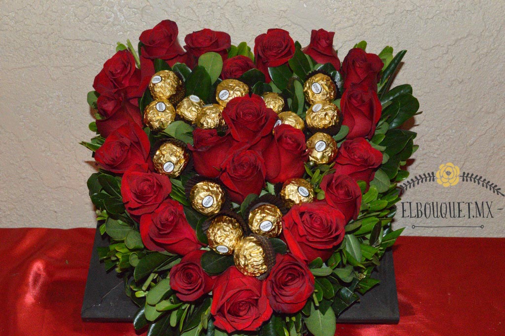 Arreglo floral en forma de corazón con chocolates | Florería de Tijuana,  envía flores y regalos a Tijuana